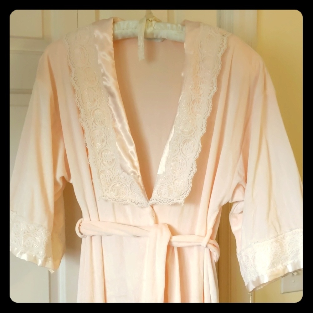 Luxurious Vintage Robe Women Shoulder Pads Hochman